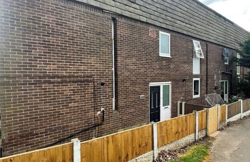 Runcorn House | Completely Renovated House with 4 Double Beds
