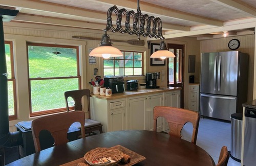 Clarkesville Cabin | Cona LaPrade Cabin - located next to LaPrade's Marina on beautiful Lake Burton.