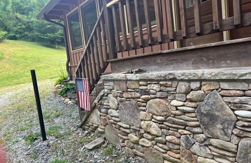 Clarkesville Cabin | Cona LaPrade Cabin - located next to LaPrade's Marina on beautiful Lake Burton.