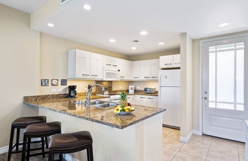 Kahaluu Bay House | 🏖️Concierge Included | Ocean View | Walk to Beach! | Cental AC
