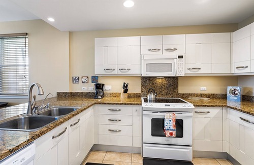 Kahaluu Bay House | 🏖️Concierge Included | Ocean View | Walk to Beach! | Cental AC
