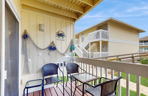 Holiday Isle Condo | Condo ∙ 2 bedrooms ∙ 6 guests