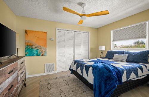 Melbourne Beach Apartment | Condo - 2 min walk to beach