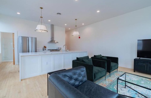 Van Buren House | 'condo A' Gallery Suite - Downtown Marion