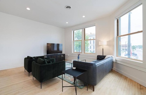Van Buren House | 'condo A' Gallery Suite - Downtown Marion