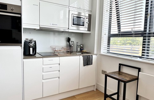 Haywards Heath Apartment | Condo Apartment With Workspace