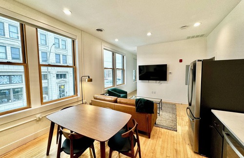 Van Buren Condo | Condo B - Gallery Suite - Downtown Marion