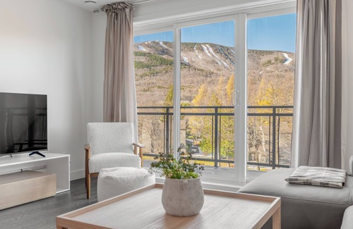 Beaupre Condo | Condo des Neiges. Vue Imprenable sur la Montagne, Piscine Intérieure