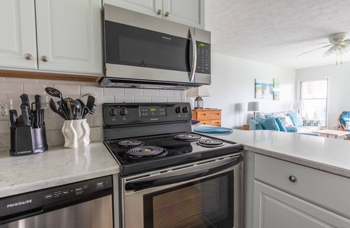 Duck House | Condo for a small group getaway just a short distance from the beach