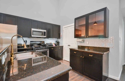 Central Business District Condo | Condo in Midtown. One block from downtown. Minutes from Texas Medical Center