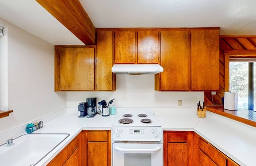 Lakeshore Condo | Condo near lake & skiing with on-site pool, hot tub, & sauna