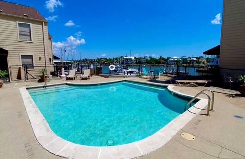 Clear Lake Shores Condo | Condo near NASA, Kemah Boardwalk, & More- Pet Friendly!
