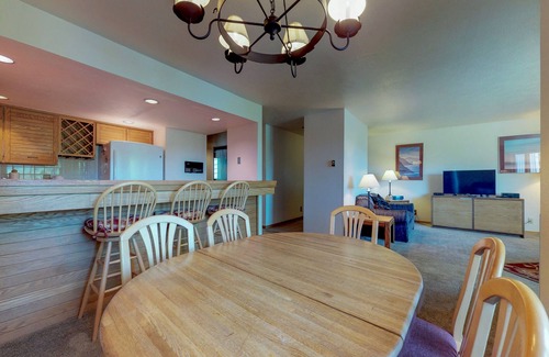 Mountain House Condo | Condo on Shuttle Route - Shared Hot Tubs, Views, Walk to the Slopes
