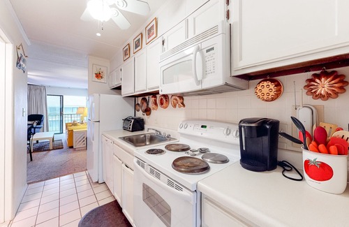 North Ocean City Condo | Condo Steps from the Beach w/Balcony, Partial Ocean View, AC & Shared Pool
