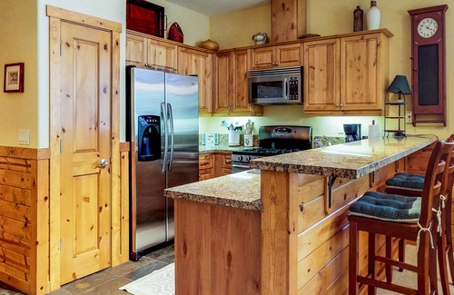 Truckee Condo | Condo with access to shared pool, sauna & gym - close to golf & lake