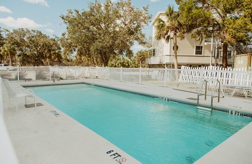Steinhatchee Condo | Condo with boat slip and Swimming pool - Sleeps 6