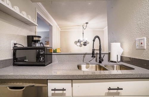 Bridle Trails Condo | Condo with king bed, walk to Microsoft, park