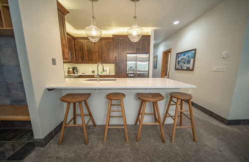 Mountain House Condo | Condo with private hot tub & quick walk to slopes
