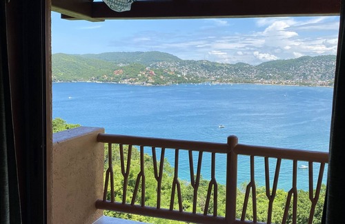 Playa Las Gatas Condo | Confortable Condo With Lots of Sunshine - Hear The Sound Of Splashing Waves!