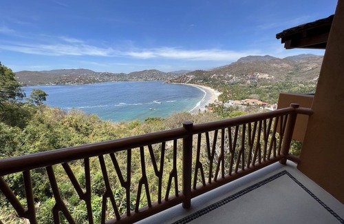 Playa Las Gatas Condo | Confortable Condo With Lots of Sunshine - Hear The Sound Of Splashing Waves!