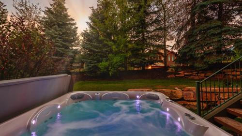 Park Meadows House | Conifer by AvantStay Secluded Cabin Amongst the Trees w Hot Tub