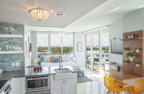 Southwest Coconut Grove Apartment | Connecting Rooms-Coconut Grove 10th Floor- Parking Included