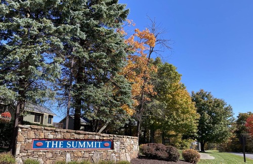 Hidden Valley Condo | Contact Free Mtn Escape, Wood Fireplace, Family Friendly, Free Parking, Wifi