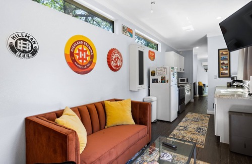Hendersonville House | Container Home w/a Fenced Yard