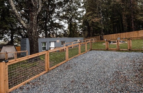 Hendersonville House | Container Home w/a Fenced Yard
