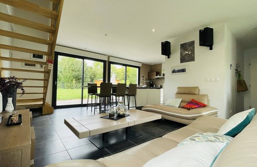Saint-Cyr-sur-Loire House | Contemporary house with garden in Saint-Cyr-sur-Loire