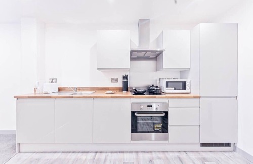 Wolverhampton Apartment | Contemporary 1 Bed Apartment in Wolverhampton