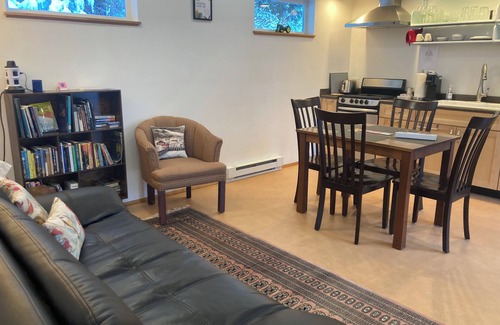 Juneau House | Contemporary 1 bd House, minutes to airport & ferry