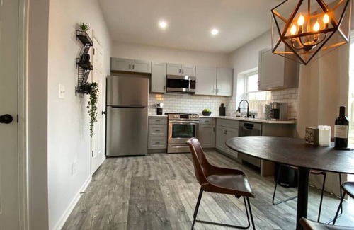 Herndon House | Contemporary 2 BEDR, 2 LVL Home, Designer Kitchen, Office + 1 Gig Internet Speed ⚡