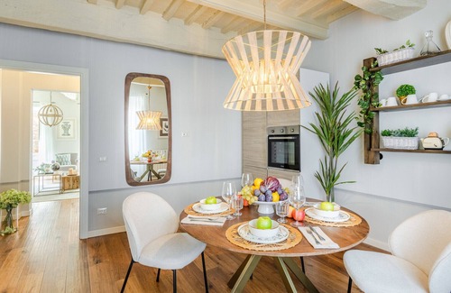 Montecarlo Apartment | Contemporary 2 Bedrooms Apartment in Montecarlo