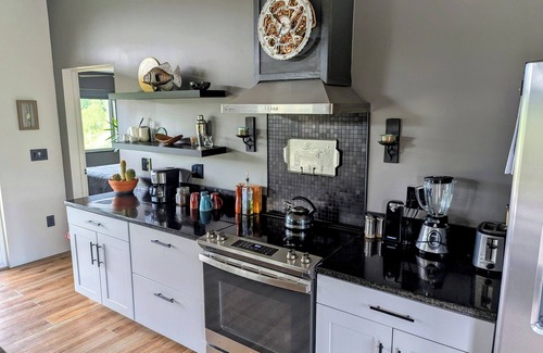 Warne House | Contemporary 2-bedroom Bungalow with Sunsets, Wildlife, Southwestern Gardens