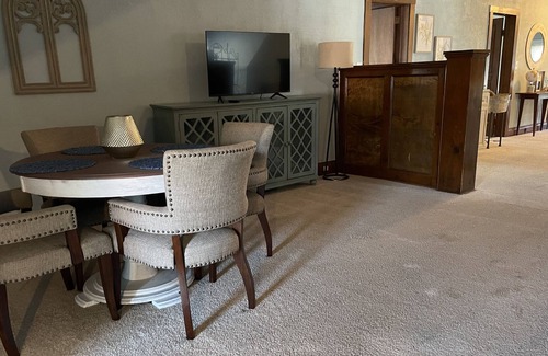 Bedford Apartment | Contemporary 2 bedroom loft in Downtown Bedford