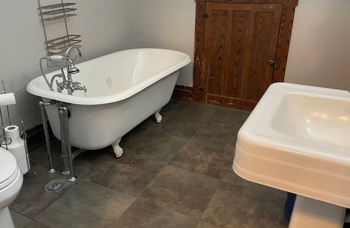 Bedford Apartment | Contemporary 2 bedroom loft in Downtown Bedford