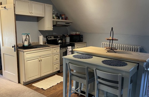Bedford Apartment | Contemporary 2 bedroom loft in Downtown Bedford