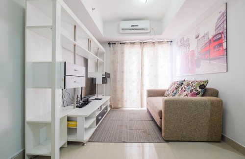 Karet Apartment | Contemporary 2BR at The Wave Apartment By Travelio