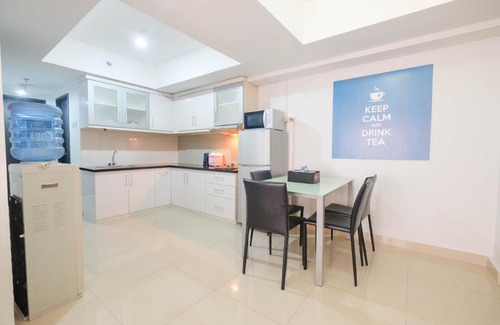 Karet Apartment | Contemporary 2BR at The Wave Apartment By Travelio