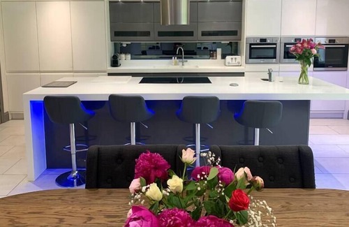 Trafford House | Contemporary 5 Bed all en-suite home