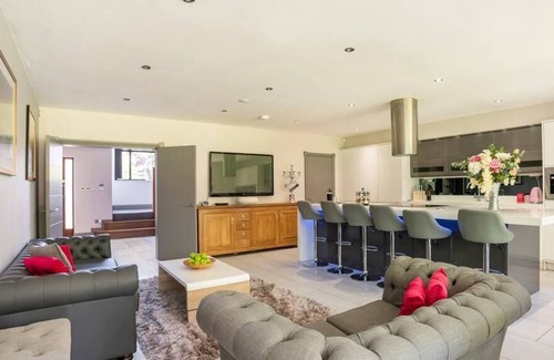 Trafford House | Contemporary 5 Bed all en-suite home