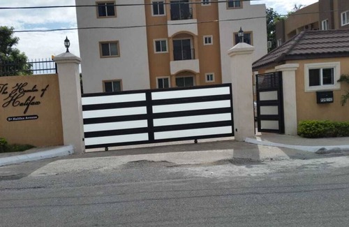 Saint Andrew Apartment | Contemporary Apt. Close to Bob Marley Museum, includes Jacuzzi Bath,