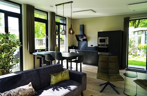 Kaatsheuvel Ski Chalet | Contemporary chalet, near De Efteling