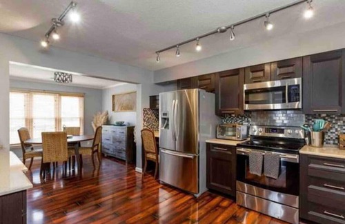 Greensboro House | Contemporary & Cheerful Great choice for families