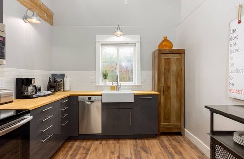River West Cottage | Contemporary Chic │West Side │Walk Everywhere │Hot Tub │One Block to River
