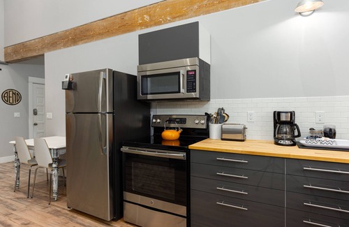 River West Cottage | Contemporary Chic │West Side │Walk Everywhere │Hot Tub │One Block to River