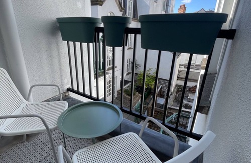 Temple Bar Apartment | Contemporary City Retreat- Work & Study