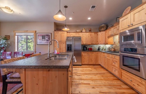 Truckee House | Contemporary clean Truckee townhome 3BDR/2.5BA