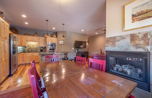 Truckee House | Contemporary clean Truckee townhome 3BDR/2.5BA